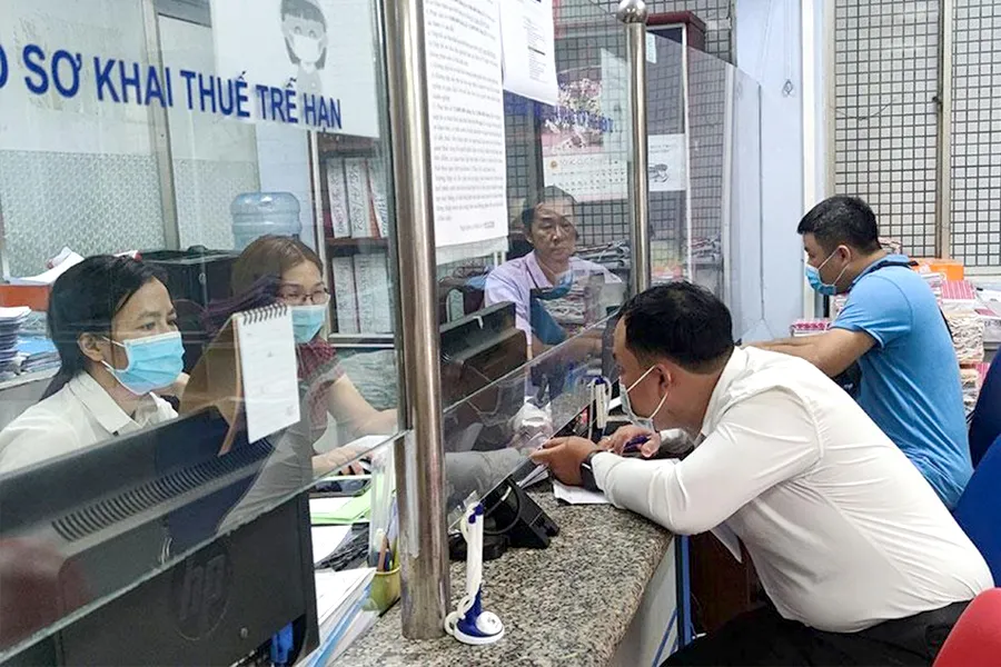 Người dân đến cơ quan thuế tại TP.HCM thực hiện các thủ tục hành chính. Ảnh: NGUYỄN HIỀN