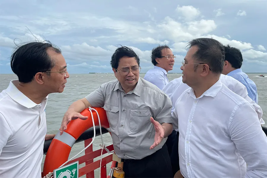 Thủ tướng Phạm Minh Chính cùng đoàn công tác và lãnh đạo TP.HCM khảo sát Cảng trung chuyển quốc tế Cần Giờ. Ảnh: HÀ THƯ Thủ tướng Phạm Minh Chính cùng đoàn công tác và lãnh đạo TP.HCM khảo sát Cảng trung chuyển quốc tế Cần Giờ. Ảnh: HÀ THƯ