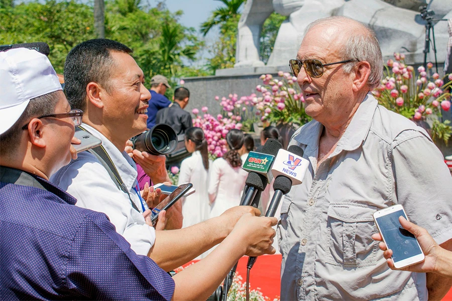 Ông Ronald Haeberle trả lời báo chí tại khu Chứng tích Sơn Mỹ, xã Tịnh Khê, TP Quảng Ngãi, Quảng Ngãi. Ảnh: LVC