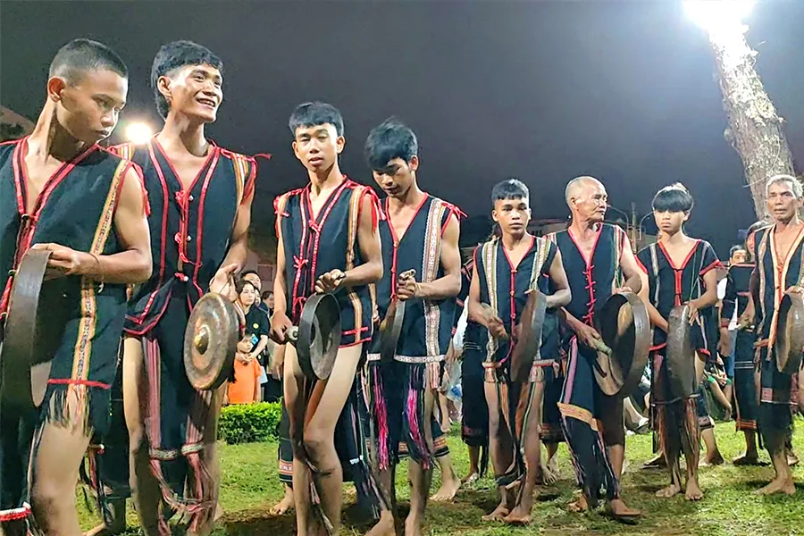 Đội cồng chiêng làng Hăng Ring, thị trấn Chư Sê biểu diễn phục vụ người dân và du khách. Ảnh: LÊ KIẾN