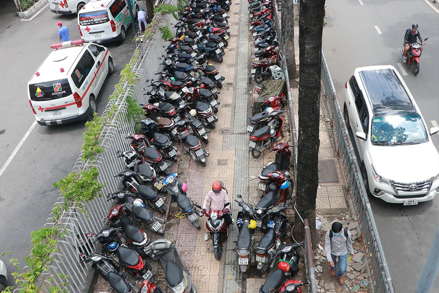 Một vỉa hè tại quận 5, TP.HCM được bệnh viện tận dụng làm bãi giữ xe. Ảnh: HUỲNH THƠ