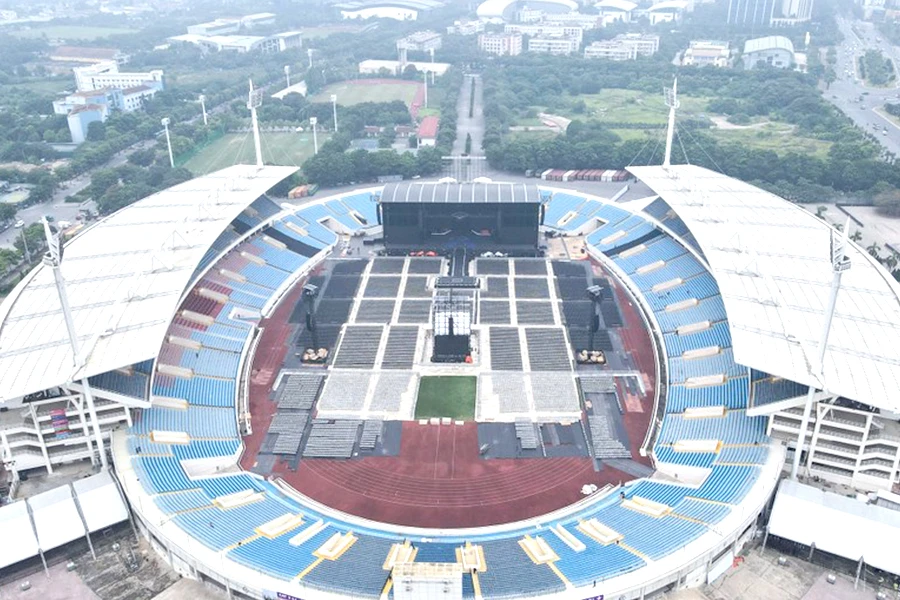 Bên trong sân vận động Mỹ Đình, một sân khấu đã được dựng lên có sức chứa 36.000 khán giả. Ảnh: PHI HÙNG Bên trong sân vận động Mỹ Đình, một sân khấu đã được dựng lên có sức chứa 36.000 khán giả. Ảnh: PHI HÙNG