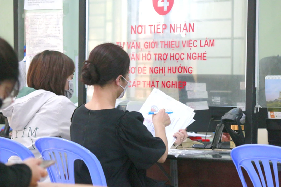 Người dân đang chờ làm thủ tục nhận trợ cấp thất nghiệp.Ảnh: MT