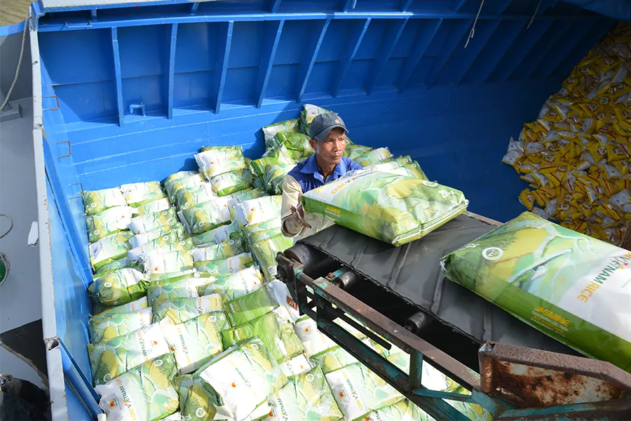 Thứ trưởng Bộ Công Thương đề nghị báo cáo tình hình lượng lúa, gạo tồn kho. Ảnh: Q.HUY Thứ trưởng Bộ Công Thương đề nghị báo cáo tình hình lượng lúa, gạo tồn kho. Ảnh: Q.HUY