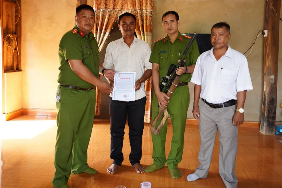 Công an tỉnh Đắk Lắk tiếp nhận vũ khí từ người dân giao nộp. Ảnh: VŨ LONG Công an tỉnh Đắk Lắk tiếp nhận vũ khí từ người dân giao nộp. Ảnh: VŨ LONG