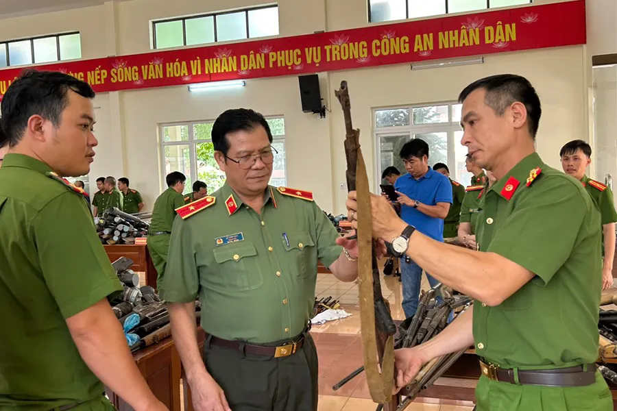 Thiếu tướng Lê Vinh Quy (giữa) kiểm tra công tác thu hồi vũ khí. Ảnh: VŨ LONG Thiếu tướng Lê Vinh Quy (giữa) kiểm tra công tác thu hồi vũ khí. Ảnh: VŨ LONG