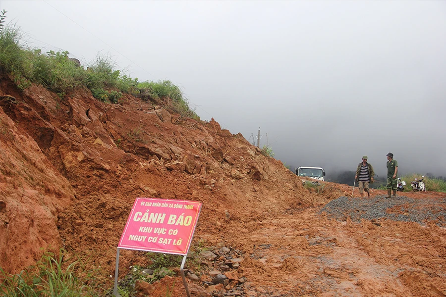 Biển cảnh báo khu vực có nguy cơ sạt trượt ở hồ chứa nước Đông Thanh. Ảnh: VT