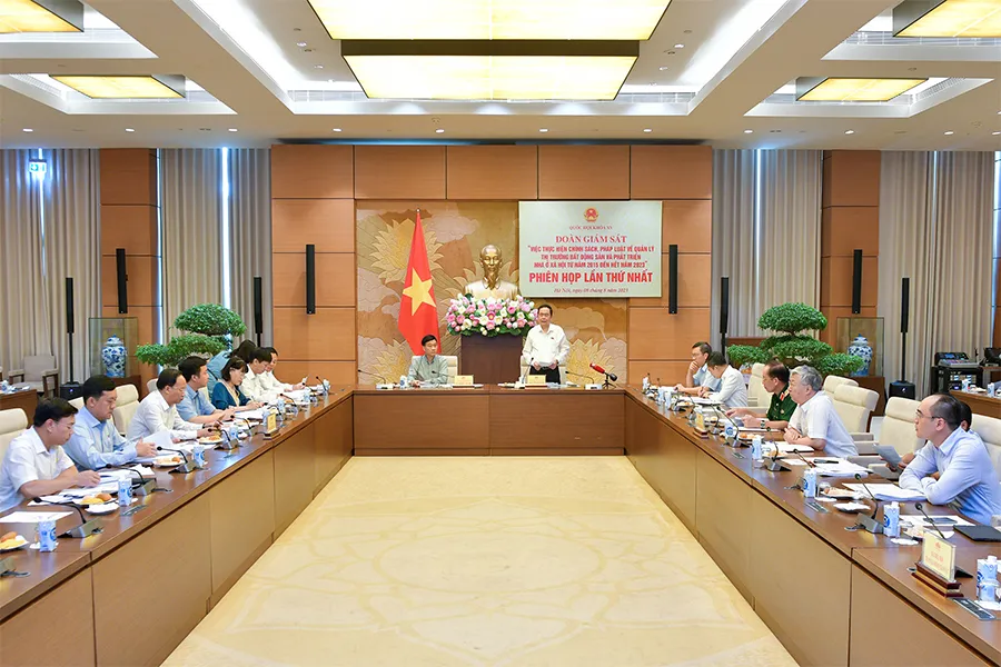 Toàn cảnh phiên họp thứ nhất của đoàn giám sát sáng 8-8. Ảnh: PHẠM THẮNG