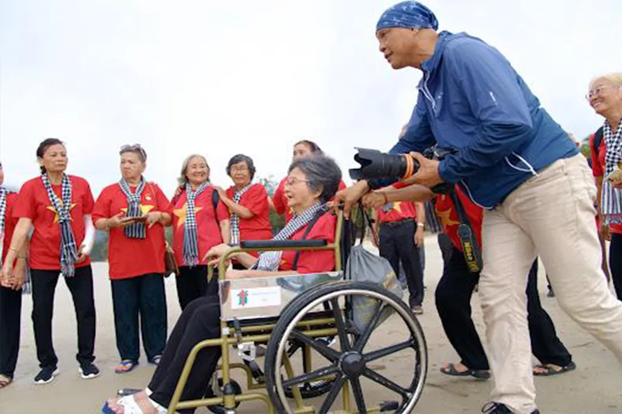 Nhiếp ảnh gia Nguyễn Á và các tử tù, cựu tù trong hành trình trở về Côn Đảo. Ảnh: NVCC Nhiếp ảnh gia Nguyễn Á và các tử tù, cựu tù trong hành trình trở về Côn Đảo. Ảnh: NVCC