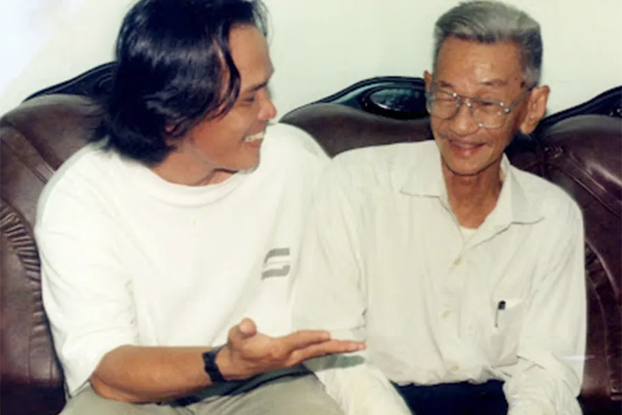 Nhà văn Sơn Nam và tác giả. (Ảnh chụp đầu năm 2001) Ảnh: QUỐC ANH