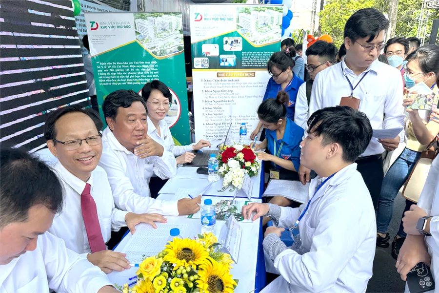 Ban giám đốc BV đa khoa khu vực Thủ Đức phỏng vấn nhanh các ứng cử viên đăng ký nơi làm việc tại bệnh viện. Ảnh: SYT Ban giám đốc BV đa khoa khu vực Thủ Đức phỏng vấn nhanh các ứng cử viên đăng ký nơi làm việc tại bệnh viện. Ảnh: SYT