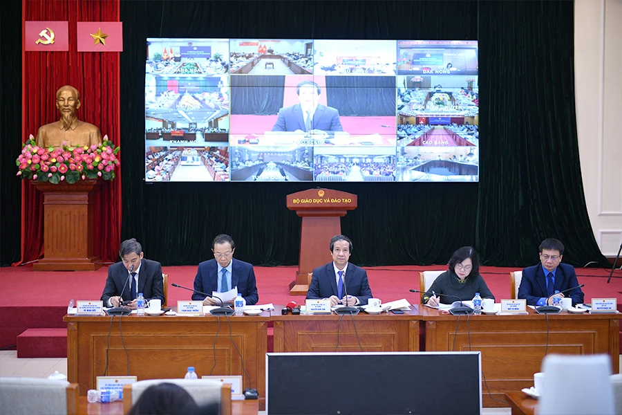 Lần đầu tiên Bộ GD&amp;ĐT tổ chức chương trình gặp gỡ giáo viên theo hình thức trực tiếp kết hợp với trực tuyến. Ảnh: BỘ GD&amp;ĐT