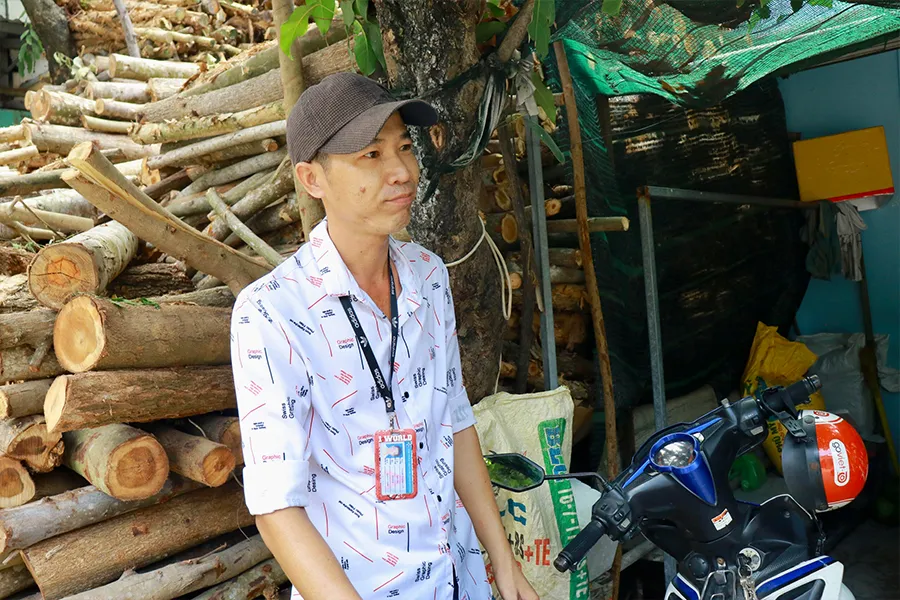 Anh Phạm Thành Lũy tranh thủ những lúc không đi làm, chạy xe ôm công nghệ để kiếm thêm thu nhập. Ảnh: VÕ THƠ Anh Phạm Thành Lũy tranh thủ những lúc không đi làm, chạy xe ôm công nghệ để kiếm thêm thu nhập. Ảnh: VÕ THƠ