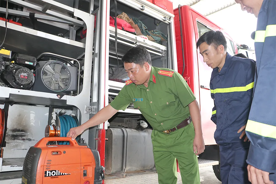 Trung tá Đỗ Bách Tùng đang kiểm tra các trang thiết bị phục vụ công tác PCCC&CNCH. Ảnh: VÕ TÙNG Trung tá Đỗ Bách Tùng đang kiểm tra các trang thiết bị phục vụ công tác PCCC&CNCH. Ảnh: VÕ TÙNG