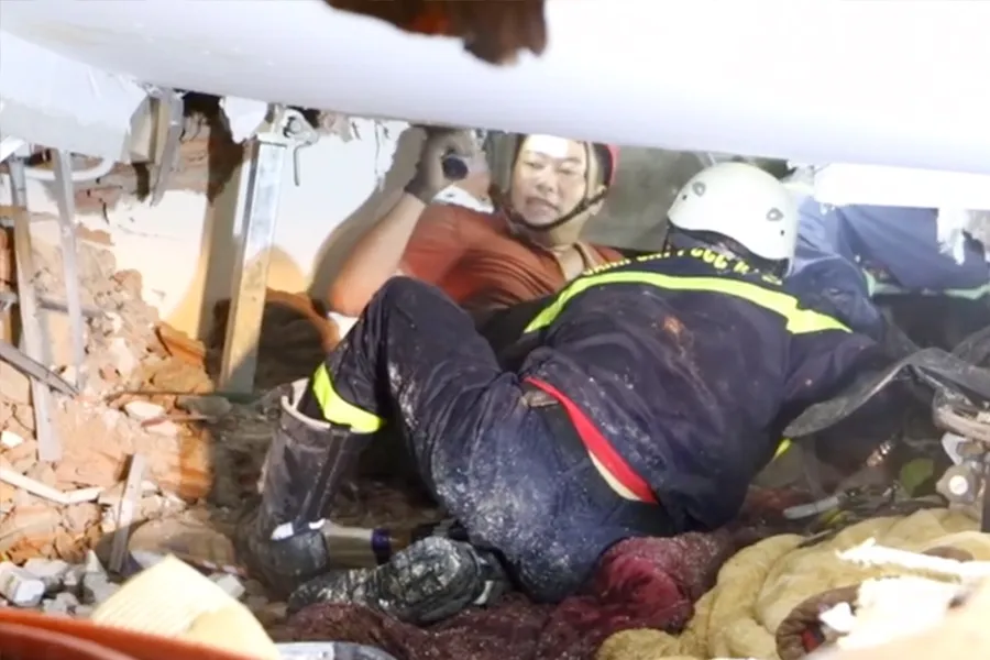 Trung tá Tùng tham gia cứu nạn, cứu hộ trong vụ sạt lở vào rạng sáng 29-6 ở TP Đà Lạt. Ảnh: VÕ TÙNG Trung tá Tùng tham gia cứu nạn, cứu hộ trong vụ sạt lở vào rạng sáng 29-6 ở TP Đà Lạt. Ảnh: VÕ TÙNG