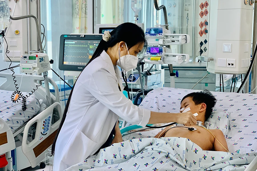 Một bệnh nhi mắc sốt xuất huyết phải thở máy tại BV Nhi đồng Thành phố. Ảnh: THẢO PHƯƠNG