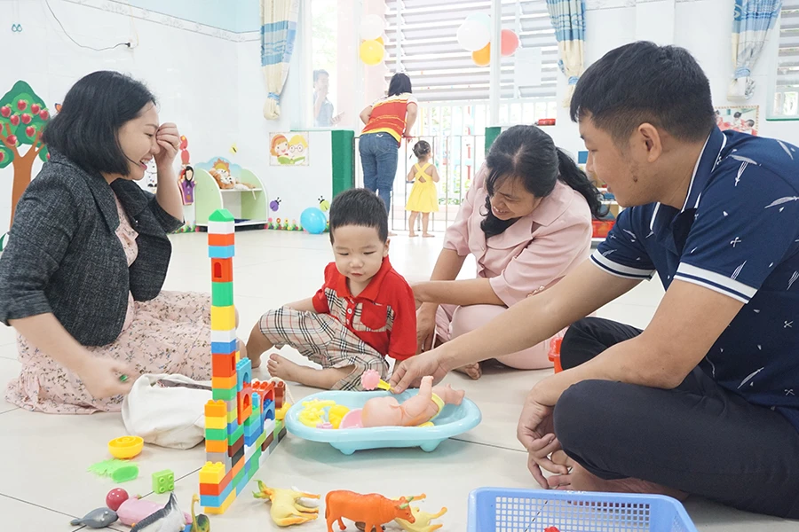 TP.HCM đã đề xuất nhiều chính sách hỗ trợ như nhà ở, viện phí, học phí… để người dân an tâm sinh và nuôi dạy con. Ảnh minh họa: NGUYỄN QUYÊN