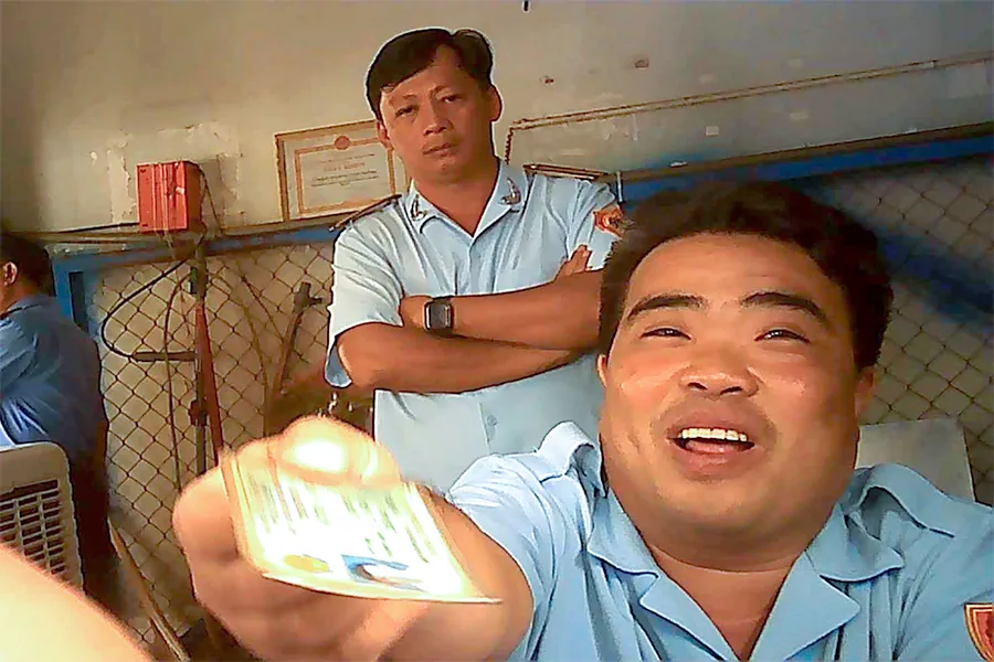 Ông Phan Ngọc Sơn, tổ phó tổ Trật tự đô thị, làm việc với người vi phạm dưới sự giám sát của tổ trưởng. (Ảnh trong bài: TÂN - YÊN) Ông Phan Ngọc Sơn, tổ phó tổ Trật tự đô thị, làm việc với người vi phạm dưới sự giám sát của tổ trưởng. (Ảnh trong bài: TÂN - YÊN)