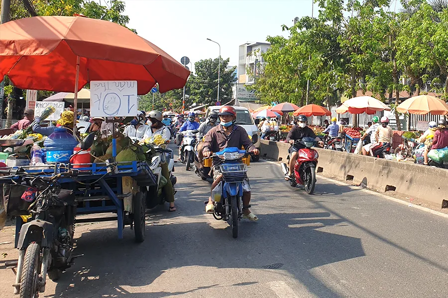 Người bán hàng rong xung quanh chợ đầu mối nông sản thực phẩm Hóc Môn bán hàng từ lòng lề đường, vỉa hè, dải phân cách... từ sáng tới tối. Người bán hàng rong xung quanh chợ đầu mối nông sản thực phẩm Hóc Môn bán hàng từ lòng lề đường, vỉa hè, dải phân cách... từ sáng tới tối.