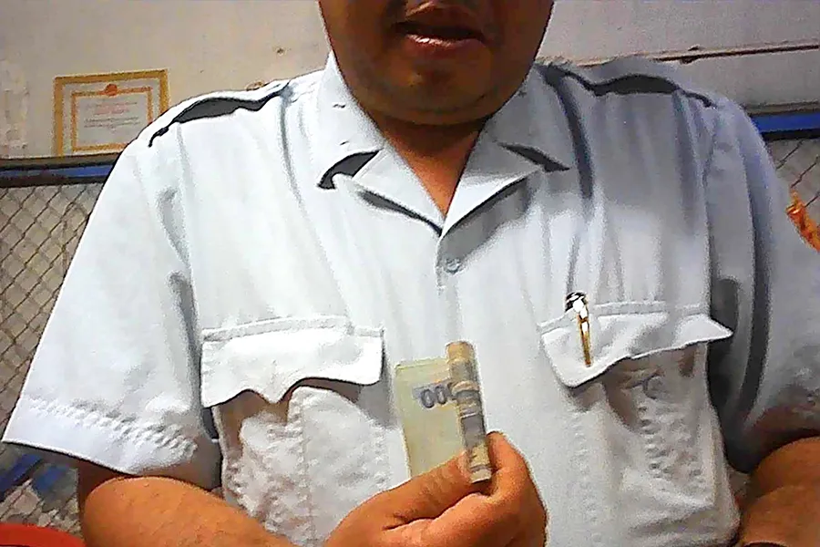 Tối 4-4, ông Sơn nhận 3 triệu đồng của ông Q tại chốt của tổ Trật tự đô thị. Ảnh: TÂN - YÊN Tối 4-4, ông Sơn nhận 3 triệu đồng của ông Q tại chốt của tổ Trật tự đô thị. Ảnh: TÂN - YÊN