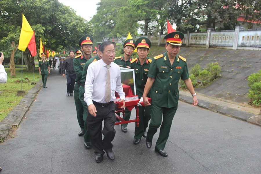 Lễ truy điệu và an táng được diễn ra trang trọng tại nghĩa trang liệt sĩ huyện Hướng Hóa, Quảng Trị. Ảnh: ND w-P13-liet si hang co loong 1.jpg
