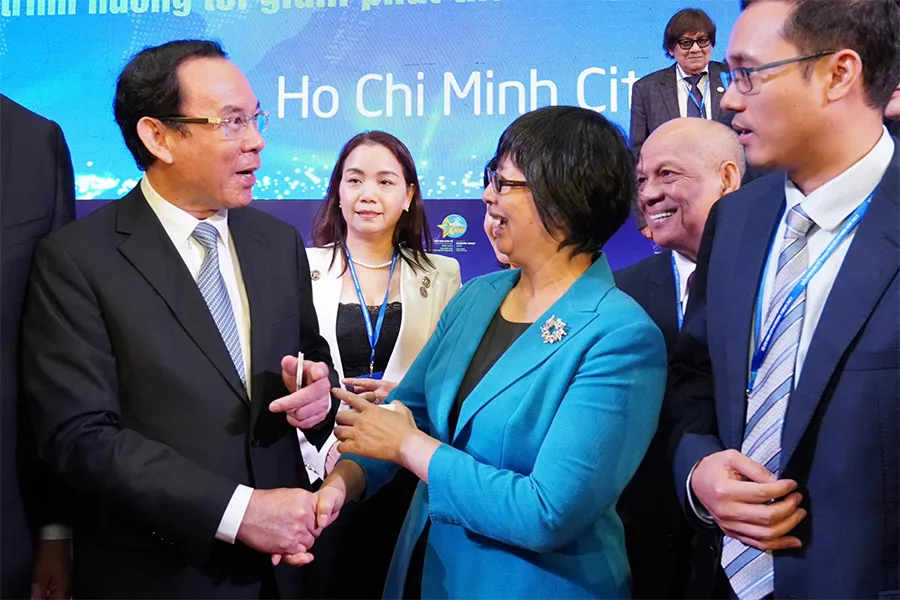 Ông Nguyễn Văn Nên, Bí thư Thành ủy TP.HCM, đang trao đổi với các đại biểu tại diễn đàn. Ảnh: HOÀNG QUÂN w-P14-bi -thu-thanh-uy-nguyen-van-nen.jpg