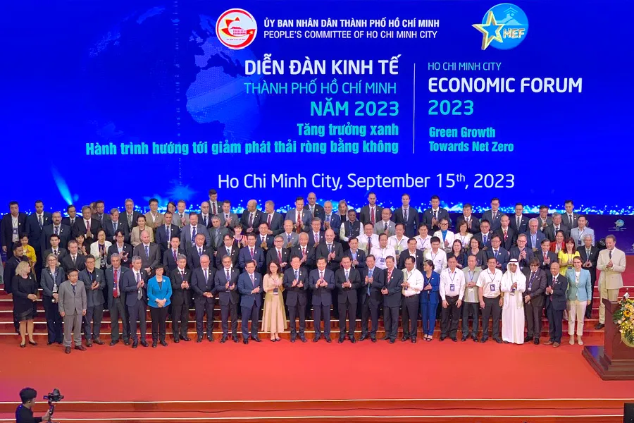 Khoảng 1.200 đại biểu tham dự Diễn đàn Kinh tế TP.HCM (HEF) năm 2023 với chủ đề “Tăng trưởng xanh - Hành trình hướng tới giảm phát thải ròng bằng không” ngày 15-9. Ảnh: PM w-P14-cac -dai- bieu- dien- đan.jpg