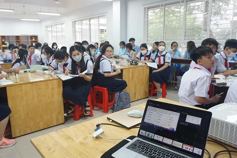 Trong giờ học, giáo viên còn đánh giá học sinh qua những trò chơi kiểm tra kiến thức. Trong ảnh: Một giờ học của học sinh Trường THPT chuyên Trần Đại Nghĩa, quận 1. Ảnh: NGUYỄN QUYÊN w-P13-kiem-tra-mieng-1.jpg