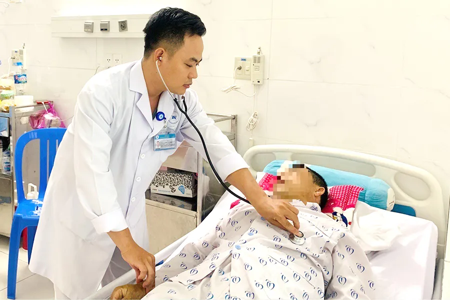 Bệnh nhân nhồi máu cơ tim cấp đang được điều trị tại BV Thống Nhất. Ảnh: THẢO PHƯƠNG w-P12_19-9_nhoi mau co tim.jpg