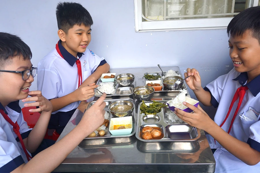 Bữa ăn bán trú của học sinh Trường THCS Huỳnh Khương Ninh, quận 1. Ảnh: NGUYỄN QUYÊN w-P13-bua an ban tru.jpg