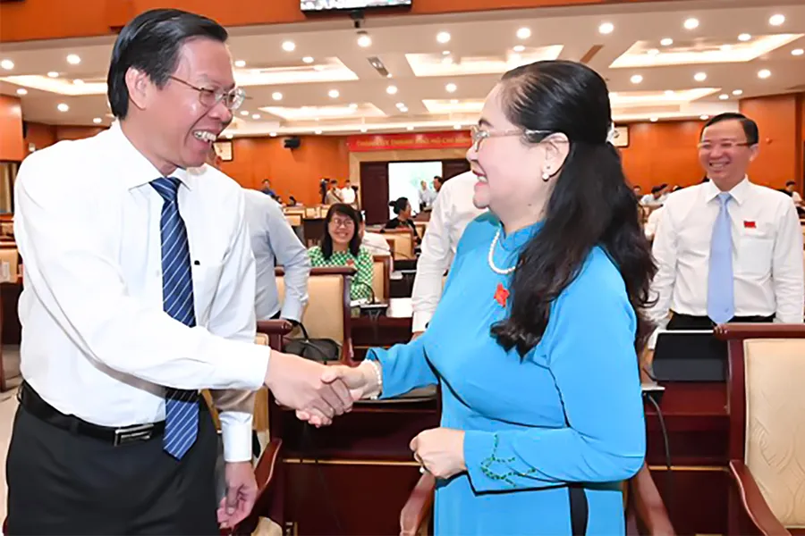 Chủ tịch UBND TP Phan Văn Mãi và Chủ tịch HĐND TP Nguyễn Thị Lệ trao đổi tại kỳ họp. Ảnh: ttbc-hcm.gov.vn w-p3_SUA-bai2_hdhd-giamsat-Luuduc.jpg