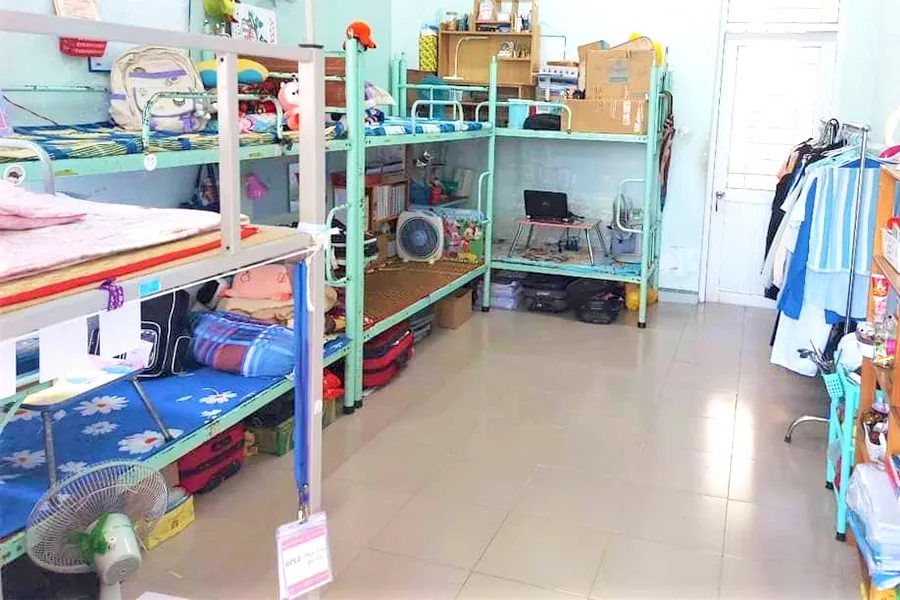 Tám giường ngủ trong một phòng ký túc xá tư nhân trên đường Phan Đăng Lưu, quận Bình Thạnh. Ảnh: VÕ THƠ w-P12-anh2.jpg