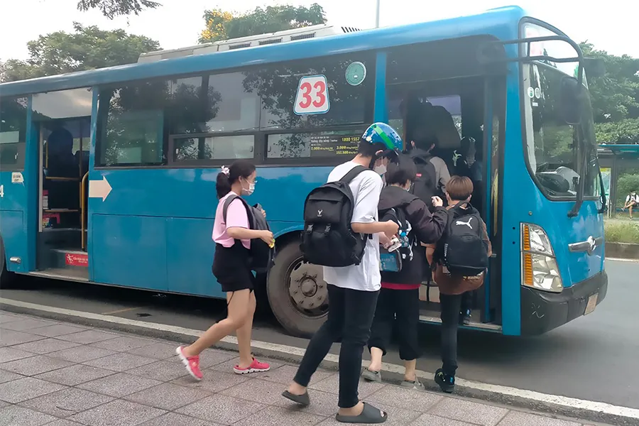 Nhiều sinh viên đi xe buýt thường mang ba lô phía sau tạo điều kiện cho nhóm móc túi ra tay. Ảnh: HỒNG THẮM w-Hình_chinh-P5_Chính_hongtham_nguyenyen_2h.jpg