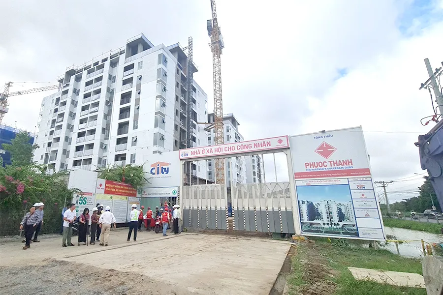 Đoàn khảo sát HĐND TP khảo sát dự án nhà ở xã hội cho công nhân thuê tại phường Thạnh Mỹ Lợi, TP Thủ Đức vào ngày 26-9. Ảnh: NGUYỄN CHÂU w-p10-bai-thuduc.jpg