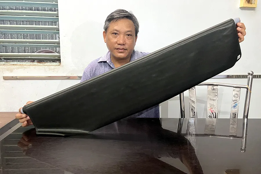 Ông Nguyễn Hữu Trí giới thiệu lãnh Mỹ A với màu đen bóng đặc trưng. Ảnh: QUỐC HƯƠNG w-p13-niu-giu-cac-lang-nghe-bai-2-3384-7956.jpg