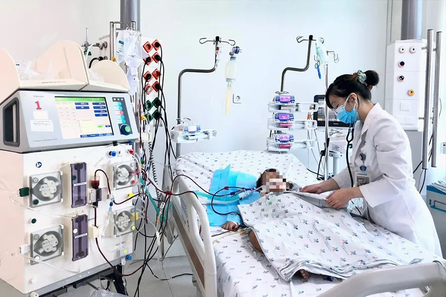 Bệnh nhi tay-chân-miệng nặng đang được lọc máu tại BV Nhi đồng Thành phố. Ảnh: THẢO PHƯƠNG w-p13_6-10_tay chan mieng.jpg