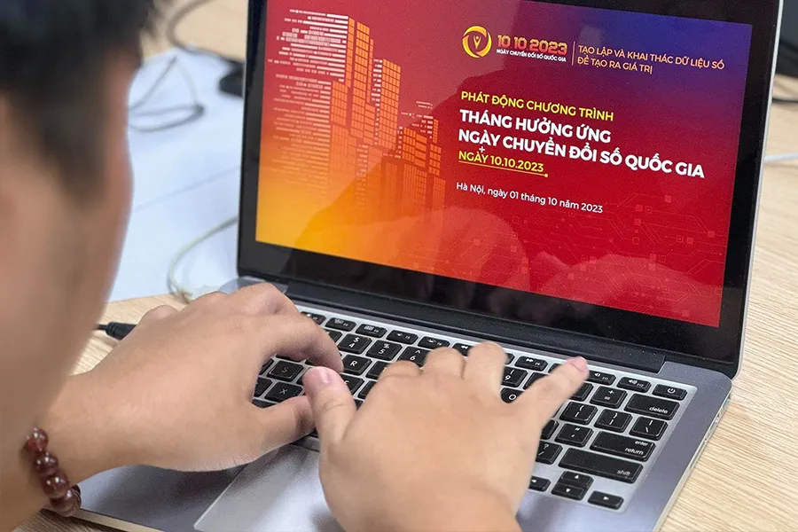 Trong ngày Chuyển đổi số quốc gia, người dân thụ hưởng những chính sách ưu đãi khi sử dụng sản phẩm, dịch vụ số. Ảnh: MINH SƠN w-P4_Chính_vietthinh_minhanh_1h.jpg
