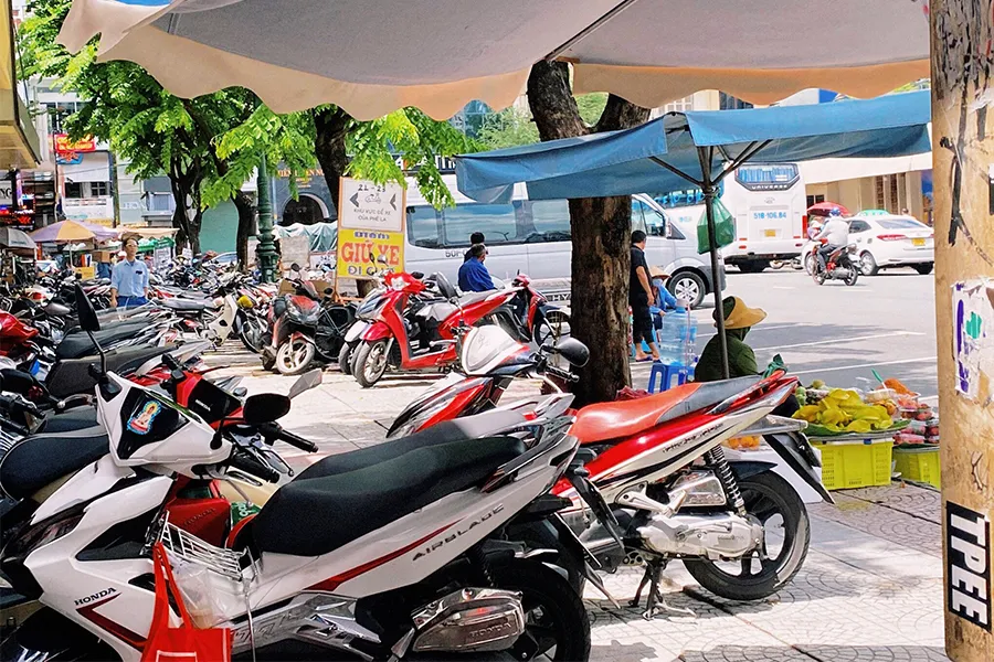 Một bãi giữ xe trên đường Phan Chu Trinh (phường Bến Thành, quận 1). Ảnh: TUYẾT NHUNG w-P14-Bai-giu-xe-quan-1_13-10.jpg