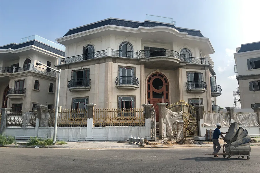 Khi thị trường ách tắc, các sản phẩm biệt thự có giá trị cao sẽ gặp nhiều thách thức hơn. Ảnh minh họa: Q.HUY w-p10-bai-nhapho.jpg