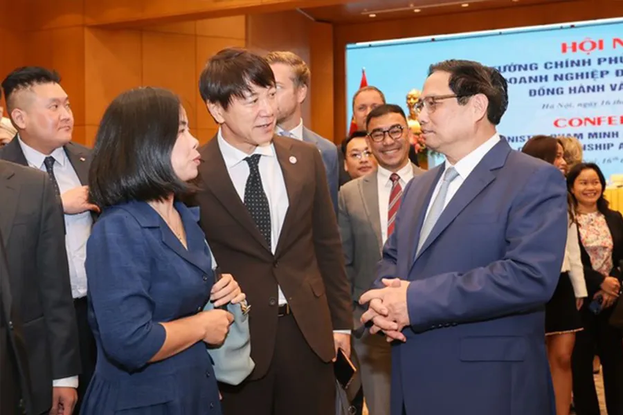 Thủ tướng Phạm Minh Chính trao đổi với các nhà đầu tư nước ngoài tại hội nghị. Ảnh: VGP w-P11-thu-tuong -chinh-phu 2.jpg