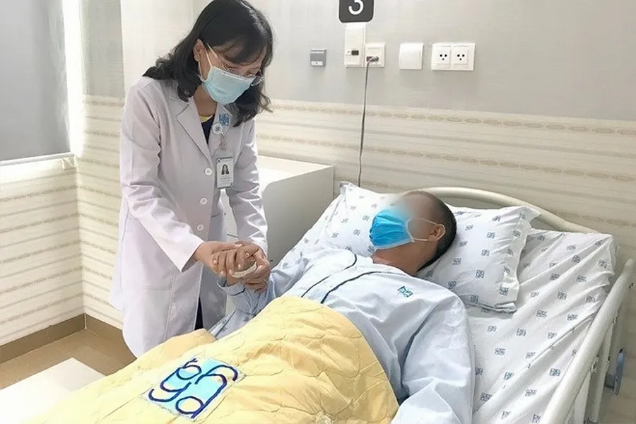 TS-BS Cao Thanh Ngọc, Trưởng khoa Nội cơ xương khớp BV ĐH Y Dược TP.HCM, đang khám cho bệnh nhân mắc bệnh gout. Ảnh: BVCC w-p12_16-10_benh gout.jpg