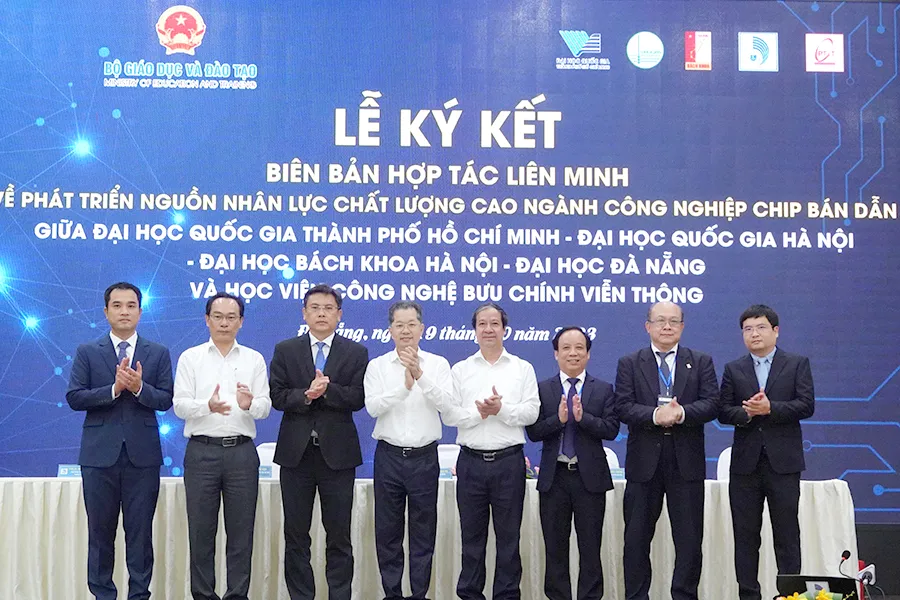 Tại hội thảo, năm cơ sở giáo dục đại học ký kết hợp tác nhằm thống nhất kế hoạch phát triển trong tương lai về ngành chip bán dẫn. Ảnh: MINH TRƯỜNG w-P11-ky ket hop tac.jpg
