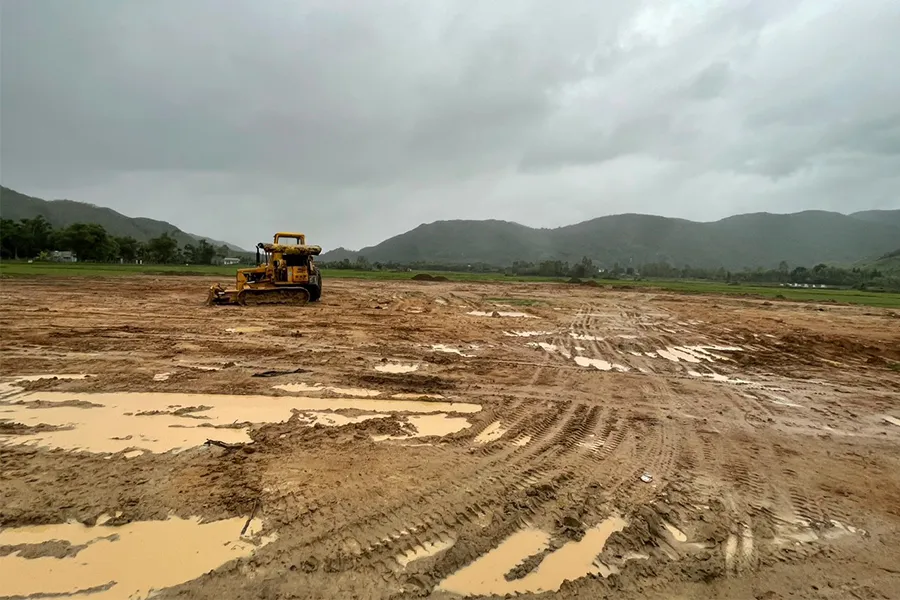 Khu tái định cư cho người dân dưới chân núi Cấm mới san ủi nền, còn ngổn ngang bùn đất. Ảnh: THU DỊU w-P14-sat lo nui cam.jpg