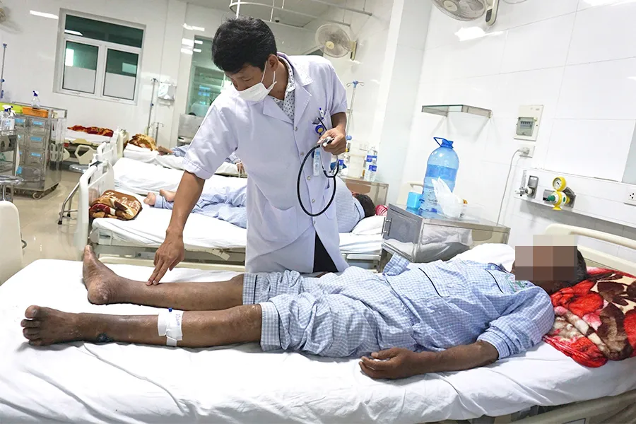 BS CKI Trần Văn Định, phụ trách đơn vị thận nhân tạo BV Phong - Da liễu Trung ương Quy Hòa, đang thăm khám cho bệnh nhân. Ảnh: THU DỊU w-P13_chay than_h1 .jpg