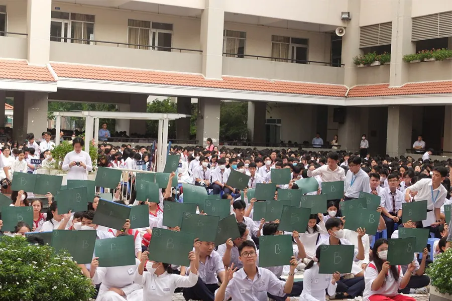 Học sinh Trường THPT Nguyễn Hữu Thọ, quận 4 trong một buổi sinh hoạt chuyên đề. Ảnh: NTCC w-P13_thoi-khoa-bieu.jpg