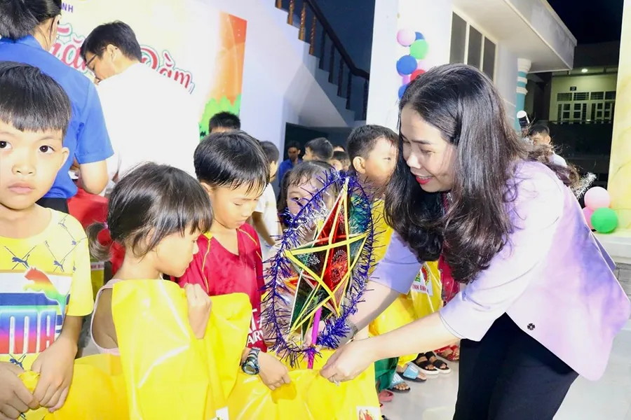 Bà Đỗ Thị Diệu Hạnh, Tỉnh ủy viên, Giám đốc Sở LĐ-TB&XH tỉnh Bình Định, đón Trung thu năm 2023 với các trẻ em con hộ nghèo, cận nghèo tại xã Cát Thành, huyện Phù Cát. Ảnh: TL w-P12_Binh Dinh_h1.jpg