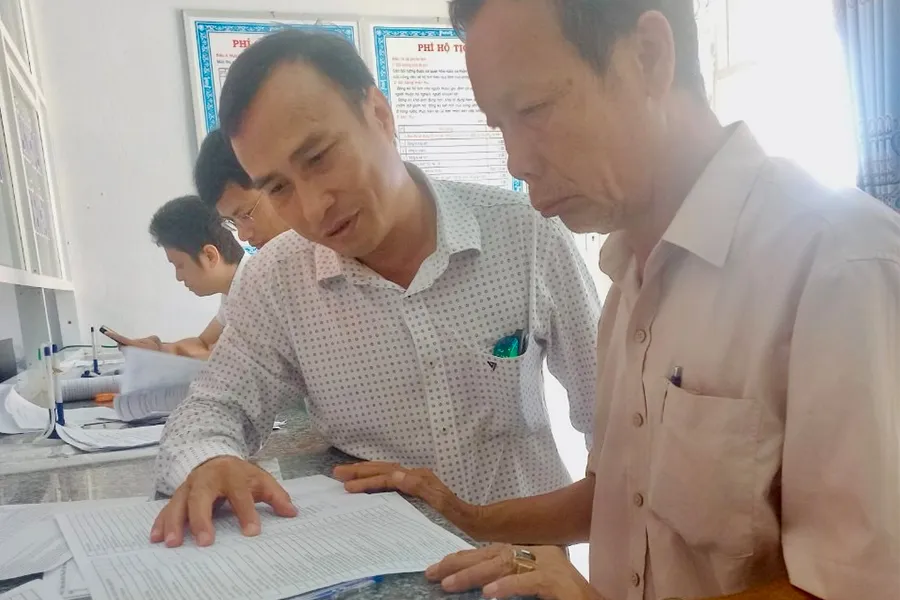 Cán bộ kiểm tra các phiếu rà soát hộ nghèo, hộ cận nghèo năm 2023 tại xã Mỹ Thắng, huyện Phù Mỹ. Ảnh: TL w-P12_Binh Dinh_h2.jpg