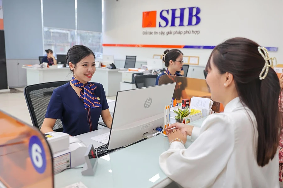 Thời gian qua, lãi suất tiền gửi giảm sâu và dự báo khó có thể giảm thêm trong thời gian tới. Ảnh: TL w-P11-giao-dich-ngan-hang.jpg