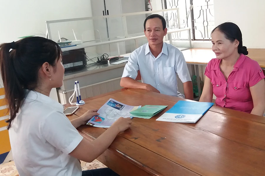 Cán bộ BHXH Việt Nam đang tư vấn về BHXH tự nguyện cho người dân. Ảnh: VIẾT LONG thu sai BHXH