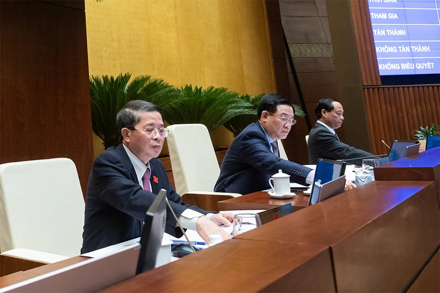 Các đại biểu bấm nút thông qua Luật Lực lượng tham gia bảo vệ an ninh trật tự ở cơ sở. Ảnh: QH Quốc hội chính thức thông qua hợp nhất 3 lực lượng an ninh cơ sở